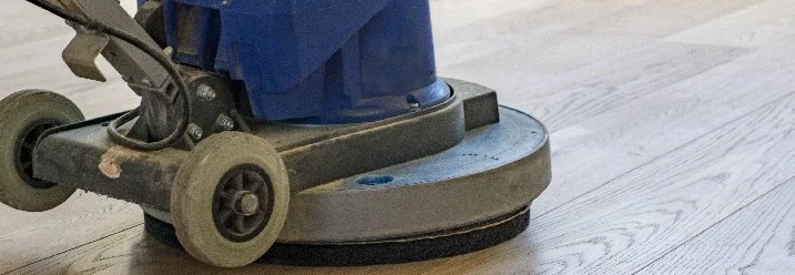 Poliermaschine auf Holzboden